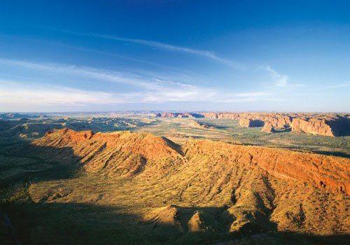 большая песчаная пустыня, Австралия, вид с воздуха, с высоты птичьего полета, рельеф, горы, голубое небо