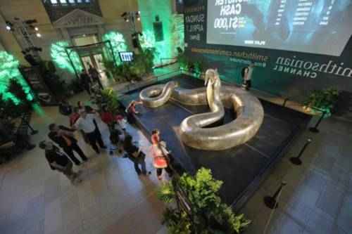 14 метровая модель титанобоана Центральном вокзале Нью-Йорка, США