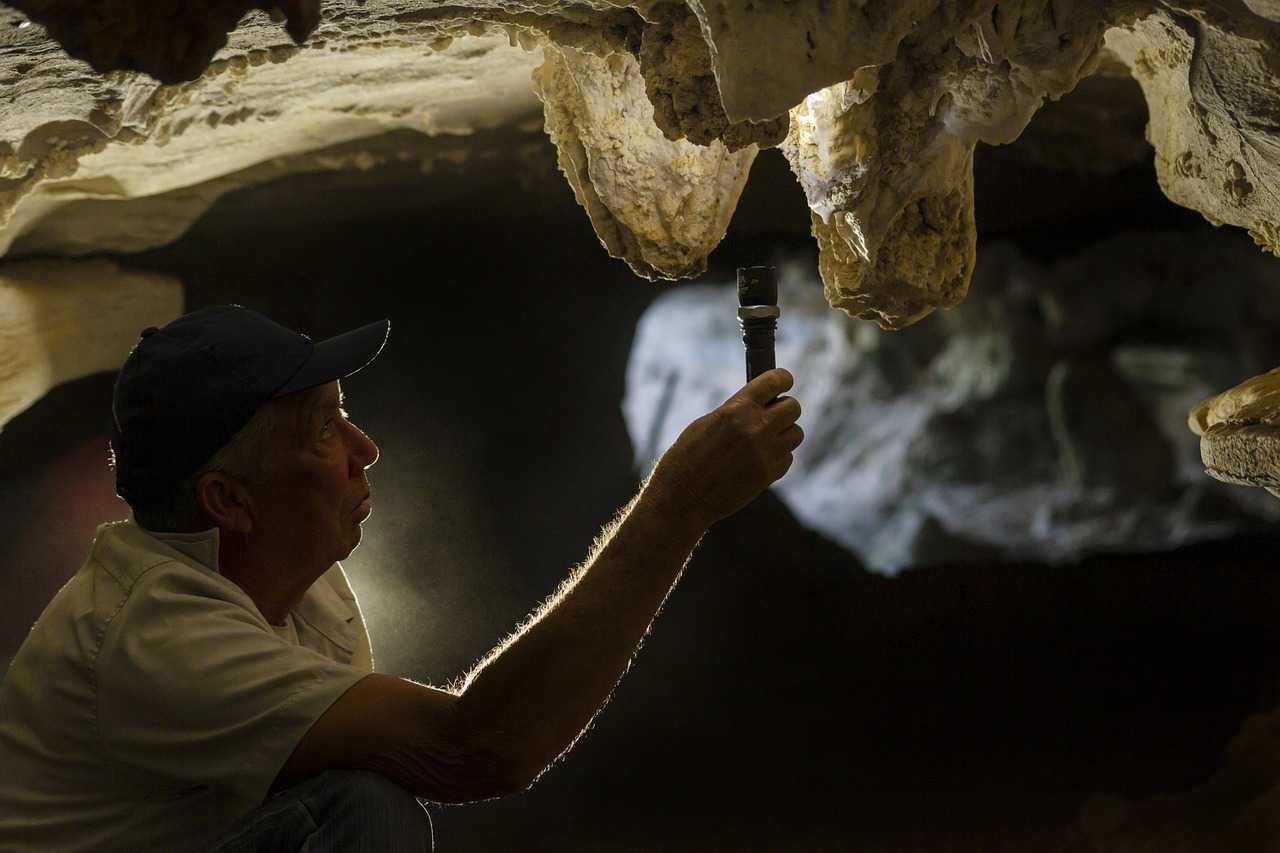 Спелеолог — кто такой, кем работает и наука