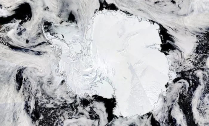 Антарктический лед сократился до исторического минимума