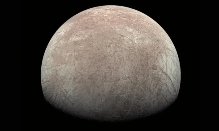 Зонд Juno передал самые четкие снимки ледяной Европы