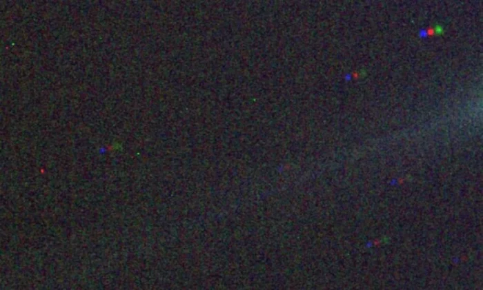 У кометы SWAN заметили необычный хвост, направленный к Солнцу