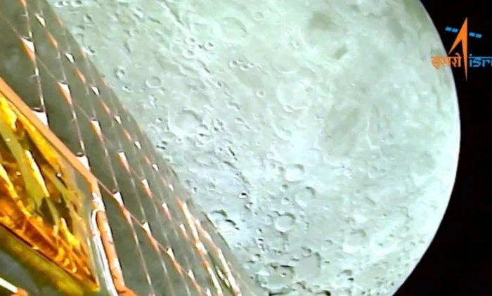 Чандраян-3 вышел на орбиту Луны и прислал первые снимки
