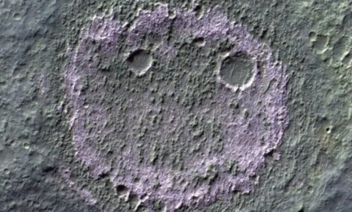 На Марсе нашли кратер, похожий на смайлик