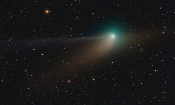Зеленая комета с антихвостом удивила астрономов необычным поведением