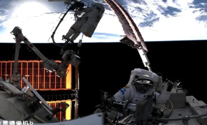 Китайские космонавты впервые проверили корабль снаружи станции