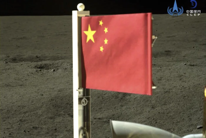 Китай установил флаг из камня на обратной стороне Луны