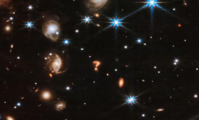 «Уэбб» заснял в глубоком космосе объект в форме вопросительного знака