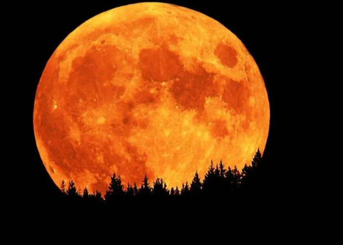 Почему Луна и Солнце становятся оранжевыми или красными