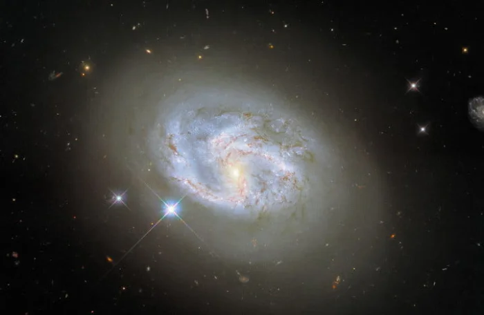 Хаббл сфотографировал галактику, не вписывающуюся в классификацию