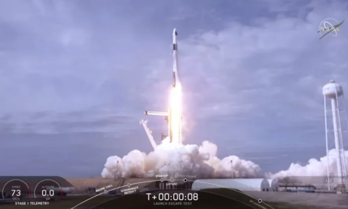Первый экипаж SpaceX готовится к выходу на орбиту