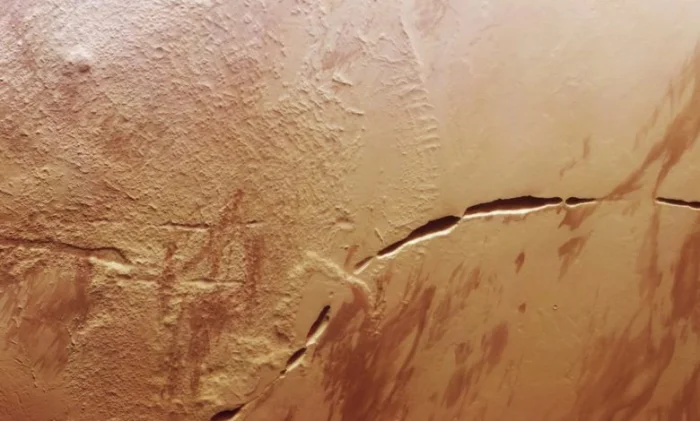 Mars Express показал детальные снимки гигантского каньона на Марсе