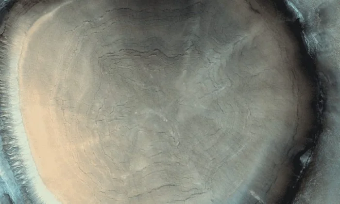 Кратер на Марсе принял форму гигантского пня