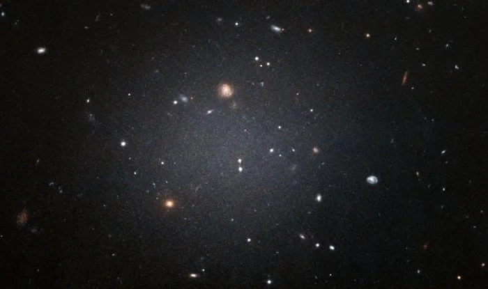 Разгадана загадка галактики, лишенной темной материи