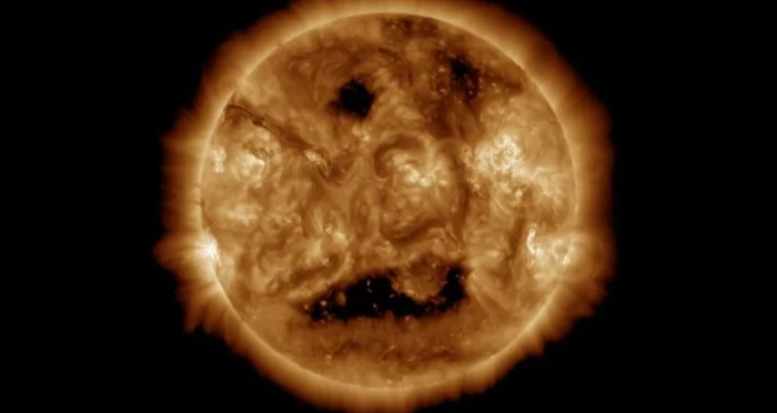 На Солнце образовалась гигантская «улыбка»: что это значит