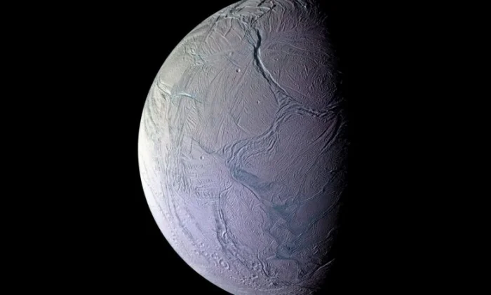 В океане Энцелада найдены земные течения