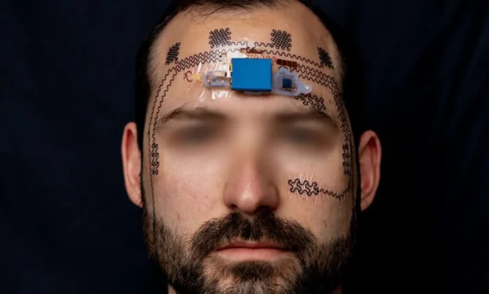 Ученые разработали электронную татуировку для измерения умственной нагрузки и предотвращения выгорания