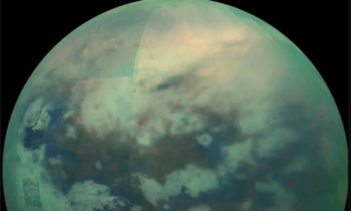 Титан скрывает метановый лед под своей поверхностью