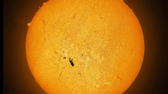 Уникальный снимок: парашютист на фоне Солнца от астрофотографа