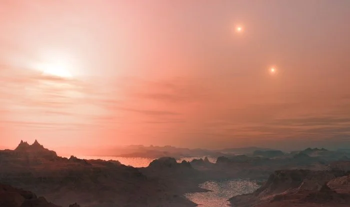 Найдена каменистая планета с тремя красными солнцами в небе