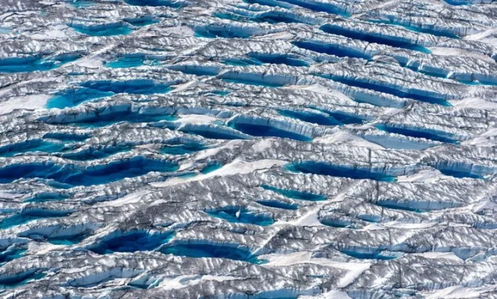 Гренландский ледник стремительно теряет белизну