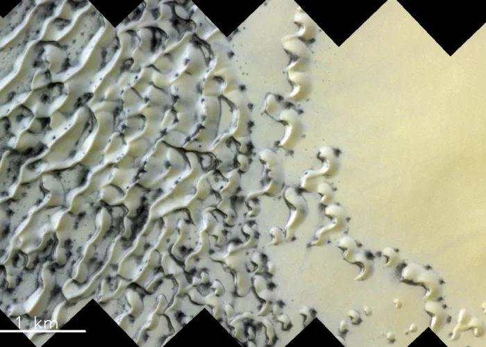 Кремово-белые замерзшие дюны на Марсе сигнализируют о приходе весны