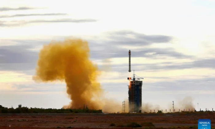 Китай вывел на орбиту новый спутник для интернета