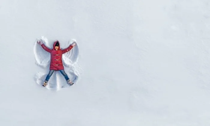 Почему нельзя есть снег: объясняют врачи и учёные