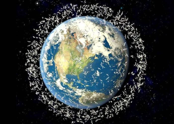 Чем опасен космический мусор для орбиты и поверхности Земли