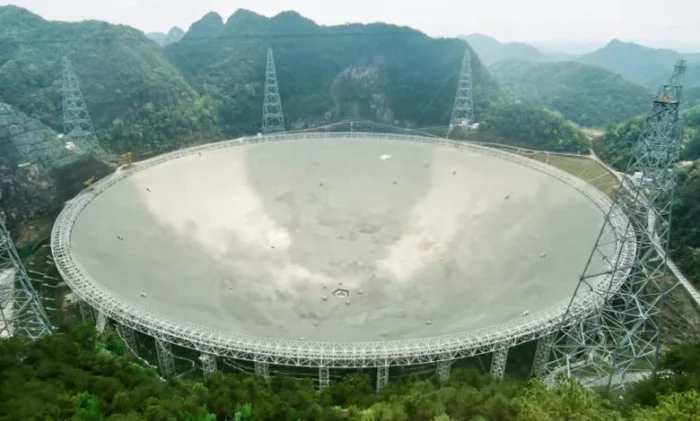 Крошечные роботы встраиваются в крупнейший в мире радиотелескоп. Для чего они будут использоваться?