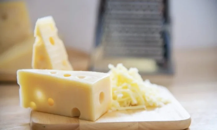 Жирный сыр защищает мозг: 25 лет исследований о деменции