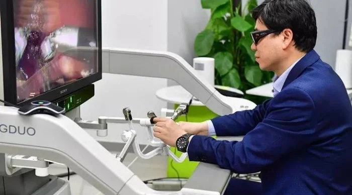 Врач в Китае провел первую 5G-операцию на мозге удаленно