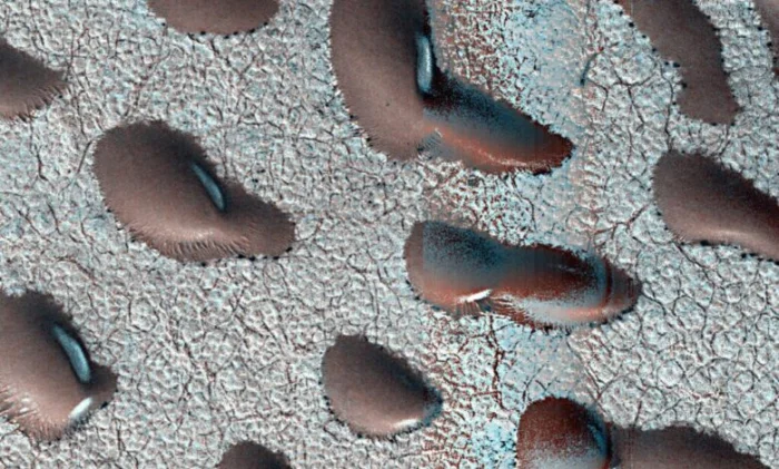 Загадочные «красные бобы» на Марсе указали на прошлое воды