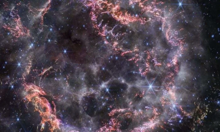 Телескоп Уэбб показал остаток сверхновой Кассиопея A в деталях