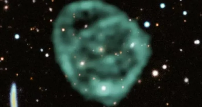 Черные дыры названы источником загадочных радиокругов в космосе