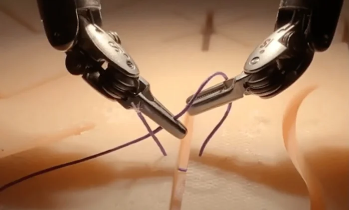 Робот проводит операции с теми же навыками, что и хирург (после простого просмотра видео)