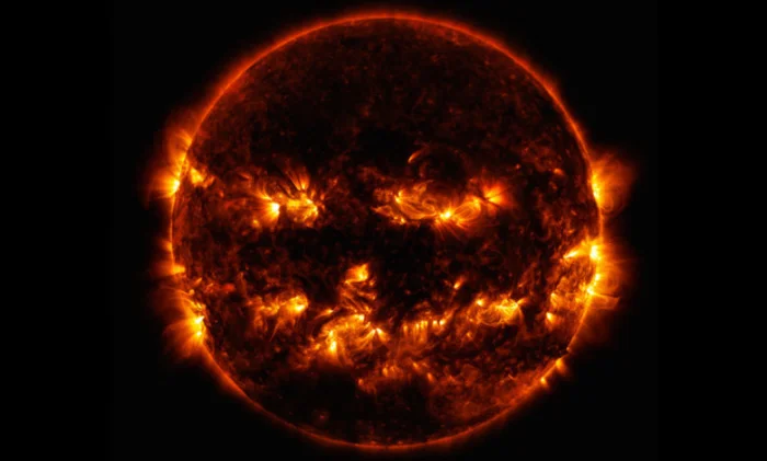 НАСА показало зловещий снимок Солнца в духе Хэллоуина