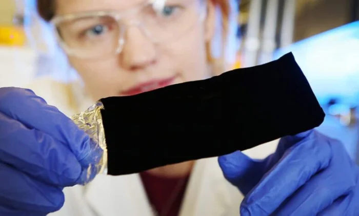 Чернейший материал защитит телескопы от света спутников