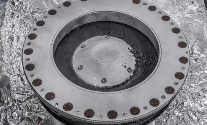 NASA показало образцы, собранные OSIRIS-REx. Они богаты углеродом и водой