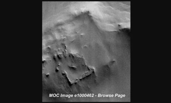 Таинственный квадрат на Марсе: что скрывает снимок