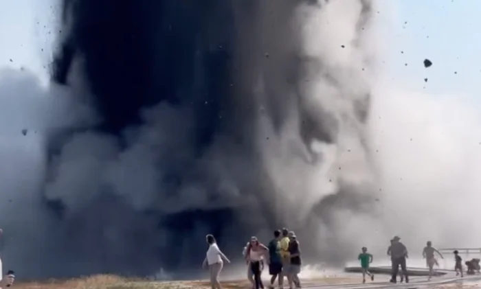 В Йеллоустоуне произошел мощный гидротермальный взрыв