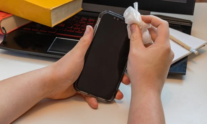 Коронавирус на поверхностях: реально ли 28 дней