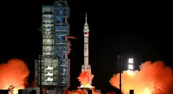 Китай запустил экипаж из трех человек к станции «Тяньгун»