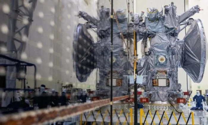 Зонд Europa Clipper оснащают солнечными батареями перед стартом