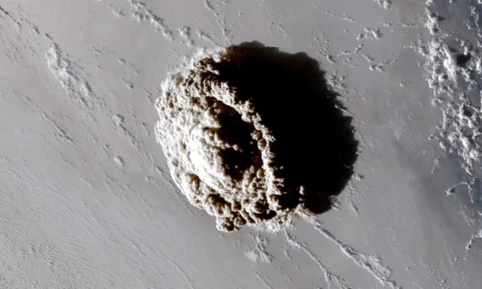 Извержение в Тонга: уникальные кадры подводного вулкана из космоса