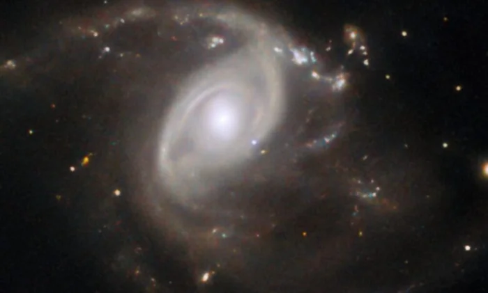 Хаббл заснял редкую сверхновую как бледно-голубую точку