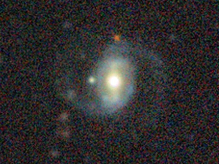 Галактика SDSS J110546.07+145202.4 находится так близко к Земле, что два ее спиральных рукава отчетливо видны на изображениях. 