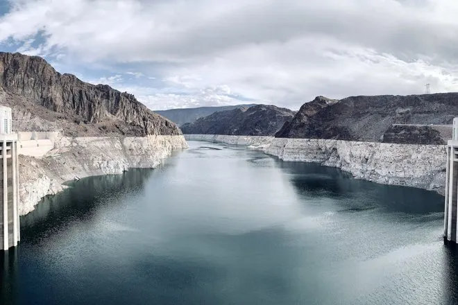 Озеро Мид достигло антирекорда: критический уровень воды в водохранилищах США, прогноз до 2050 года